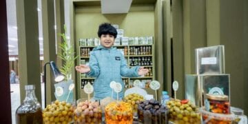“أمجد الهزيل”.. أصغر مزارع مشارك في مهرجان زيتون الجوف الدولي الـ 18