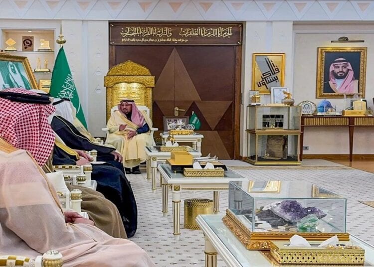 أمير القصيم يستقبل مجلس إدارة الجمعية التعاونية السياحية بعنيزة بعد تشكيله الجديد