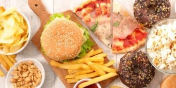 4 أطعمة تناولها باستمرار يؤذي القلب.. استشاري يوضح