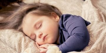 خطوات مهمة تساعد على النوم الهاديء.. استشاري يوضح