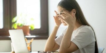 5 نصائح لتجنب إرهاق العين من الجلوس الطويل أمام الشاشة