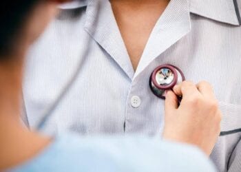 استشاري: انخفاض درجات الحرارة يزيد من خطر الإصابة بأمراض القلب