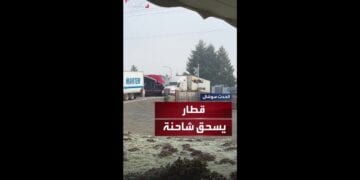 قطار يدهس شاحنة معطلة على خط السكك الحديدية بواشنطن (فيديو)