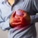 استشاري يحذر: الأكل الثقيل قبل النوم يسبب الخفقان وألم الصدر