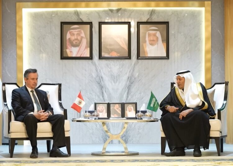 رئيس اتحاد الغرف السعودية يبحث سبل تعزيز التعاون مع سفيري البيرو وكازاخستان