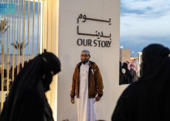 وافدون من دول مختلفة يتعرفون على تأسيس المملكة في “ذاكرة الأرض” بتبوك