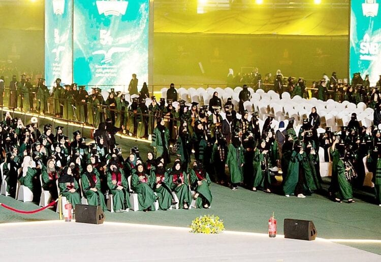 نائب أمير مكة يشهد تخريج 19,712 طالباً وطالبة في جامعة المؤسس