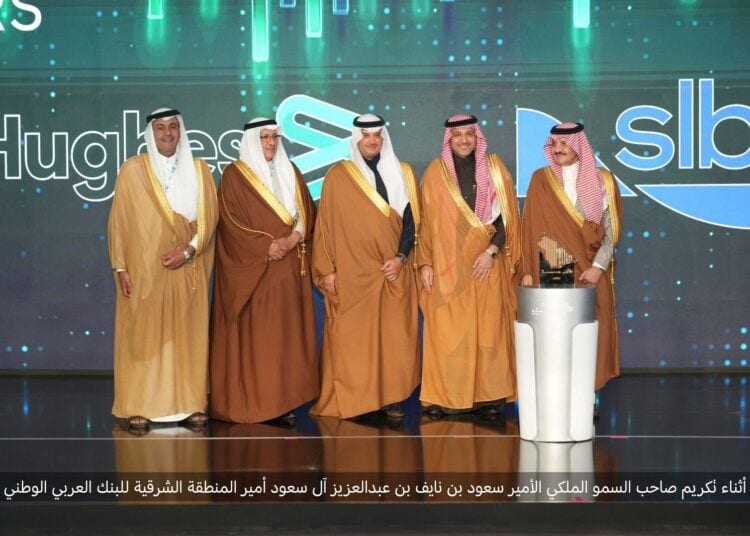 أمير المنطقة الشرقية يكرّم البنك العربي الوطني لشراكته المصرفية في منتدى الأحساء 2025
