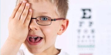 متى يجب فحص نظر طفلك؟ إليك العلامات المهمة (إنفوجراف)