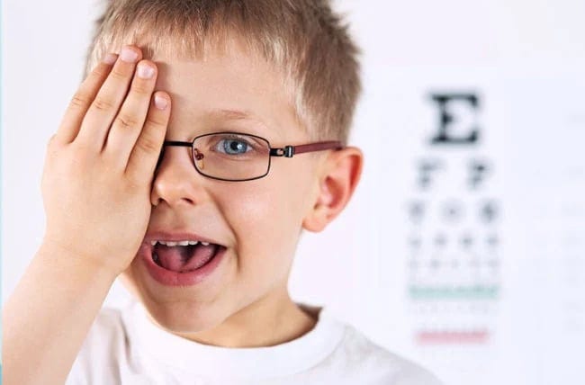 متى يجب فحص نظر طفلك؟ إليك العلامات المهمة (إنفوجراف)