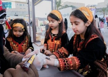 “المزيّن” زخرفة تزدان بها أيدي فتيات ونساء الباحة بفعاليات “ذاكرة الأرض”