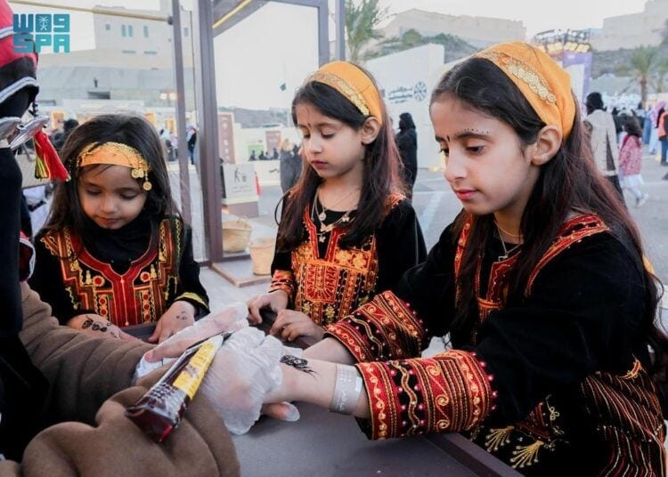 “المزيّن” زخرفة تزدان بها أيدي فتيات ونساء الباحة بفعاليات “ذاكرة الأرض”