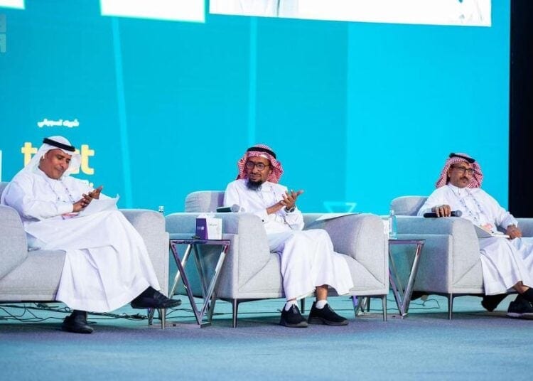 جلسات حوارية وضيوف متخصصون ينثرون إبداعاتهم في معرض جازان للكتاب 2025