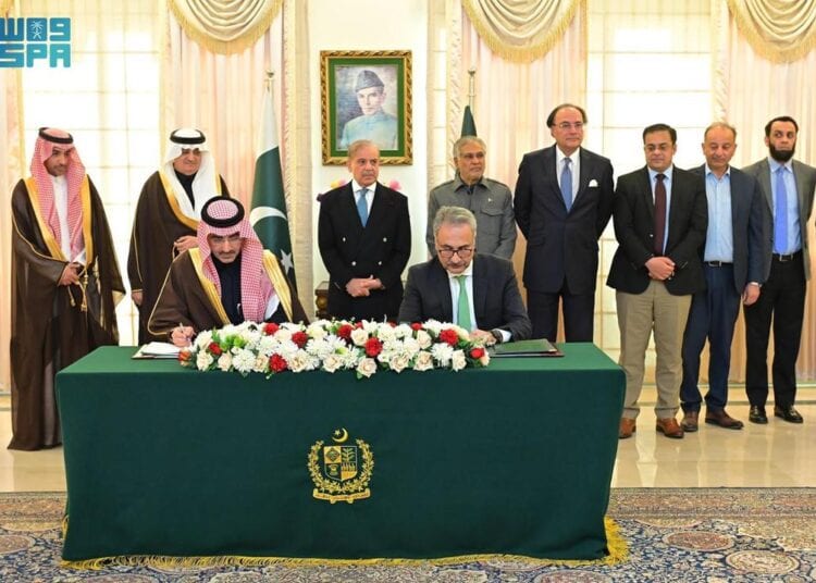 الصندوق السعودي للتنمية يوقع اتفاقيتين تنمويتين لدعم قطاعات المياه والمشتقات النفطية في باكستان