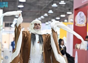زوار معرض ” SNP Expo2 ” بالكويت يشاركون في العرضة السعودية