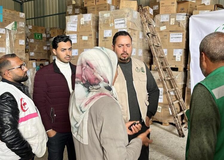 مركز الملك سلمان للإغاثة يسلم 25 شاحنة محملة بالمستلزمات الطبية للمستشفيات والمراكز الصحية جنوب قطاع غزة