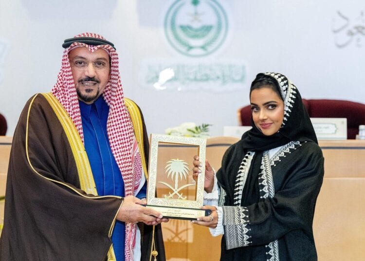 أمير القصيم يكرّم نجلاء جان بجائزة صناعة المحتوى في نسختها الرابعة
