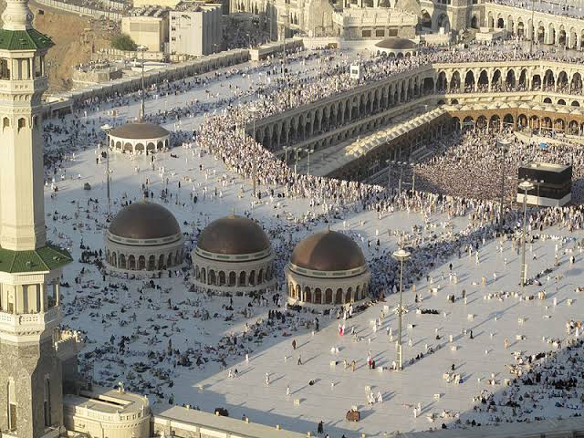 منظومة كهربائية متكاملة لضمان راحة ضيوف الرحمن في المسجد الحرام (إنفو جراف)
