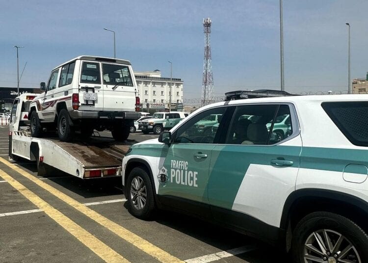 ضبط قائد مركبة ظهر بمحتوى مرئي يرتكب مخالفات في عسير