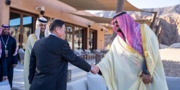 وزير الاقتصاد والتخطيط يجتمع مع محافظ بنك الشعب الصيني