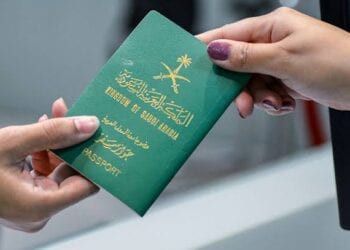 الجوازات: إصدار تصاريح السفر لأفراد الأسرة المحتضنين متاح إلكترونيًا