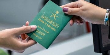 الجوازات: إصدار تصاريح السفر لأفراد الأسرة المحتضنين متاح إلكترونيًا