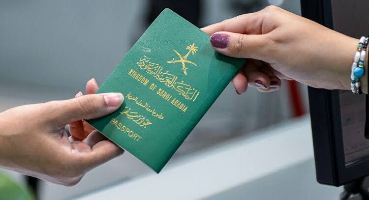 الجوازات: إصدار تصاريح السفر لأفراد الأسرة المحتضنين متاح إلكترونيًا
