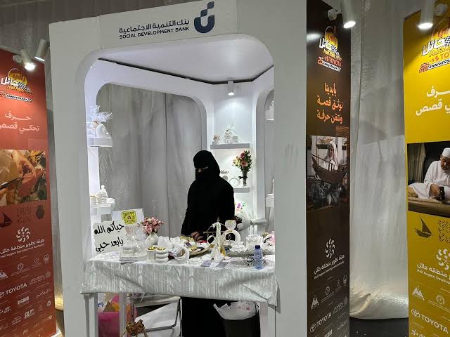 مشغولات فن “الكونكريت” تحظى بإقبال زوار فعاليات رالي حائل الدولي 2025