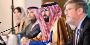 رئيس هيئة الغذاء والدواء يبحث فرص الاستثمار مع ممثلي شركات طبية أمريكية