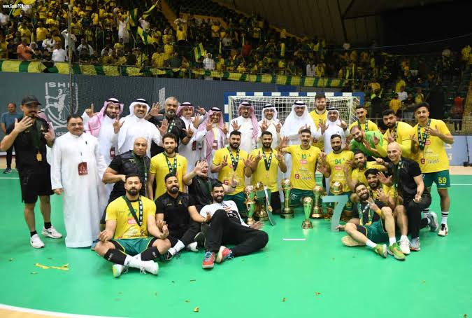 الخليج يواصل الصدارة والأهلي يجتاز الوحدة في ممتاز كبار اليد