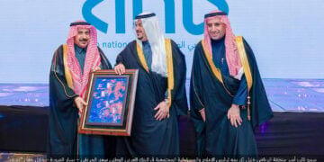 أمير القصيم ونائب أمير الرياض يكرّمان البنك العربي الوطني لمبادراته المجتمعية في الإسكان وتمكين ذوي الإعاقة البصرية