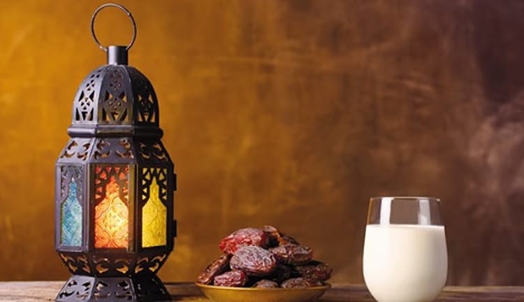 من التمر والحليب إلى الوجبة المتكاملة.. خبراء يكشفون أفضل الأطعمة للإفطار والسحور