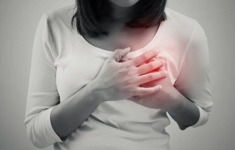 النساء أكثر عرضة للإصابة بأمراض القلب.. تعرف على أهم 3 أسباب