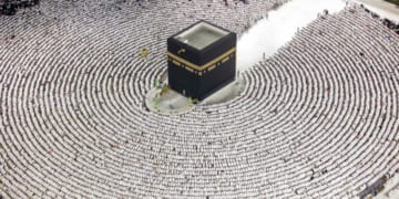 تفاصيل مذهلة بشأن مكونات سطح الكعبة المشرفة