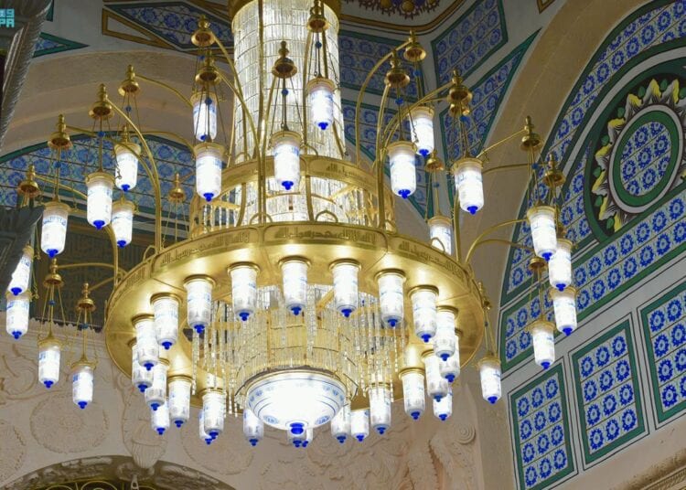 نجفات وقناديل.. أكثر من 80 ألف وحدة تنير الإنارة في المسجد النبوي وتبهر الزوار