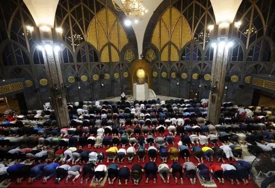 على نفقة المملكة.. فرش أكبر جامع في العاصمة بانكوك بالسجاد الفاخر