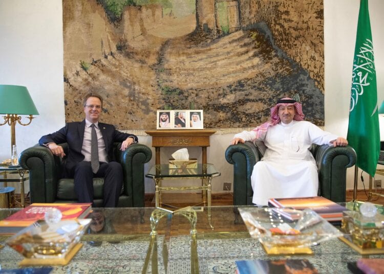 السفير الكندي لدى المملكة يزور الشركة السعودية لخدمات التعدين