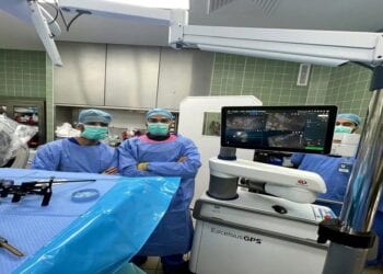 نجاح جراحة روبوتية للعمود الفقري والحوض بـ«فهد الجامعي»