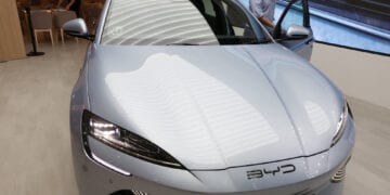 BYD تتحدى الشركات العالمية بتقنيات جديدة مذهلة في صناعة السيارات الكهربائية