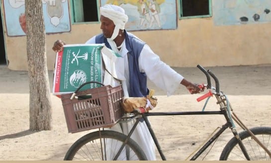 مركز الملك سلمان للإغاثة يوزع 530 سلة غذائية في مركز تهاميم بولاية البحر الأحمر بالسودان