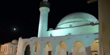 محافظ الأحساء يدشّن مبادرة لصيانة 781 مسجدًا في المحافظة