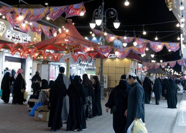 مع اقتراب العيد.. حركة تجارية نشطة في الأسواق بالمنطقة الشمالية