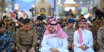 أمير منطقة المدينة المنورة يشارك رجال الأمن إفطارهم في ساحة المسجد النبوي