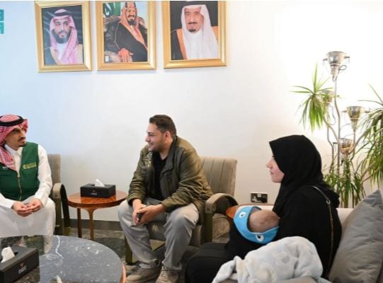 وصول التوأم الطفيلي المصري محمد عبدالرحمن جمعة إلى الرياض لدراسة حالتهما الصحية