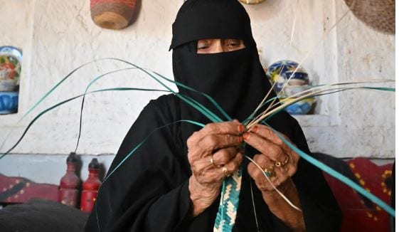 أيادِ تحمل عبق الأجداد.. حرفيات جزر فرسان يحافظن على تراثها وهويتها البحرية