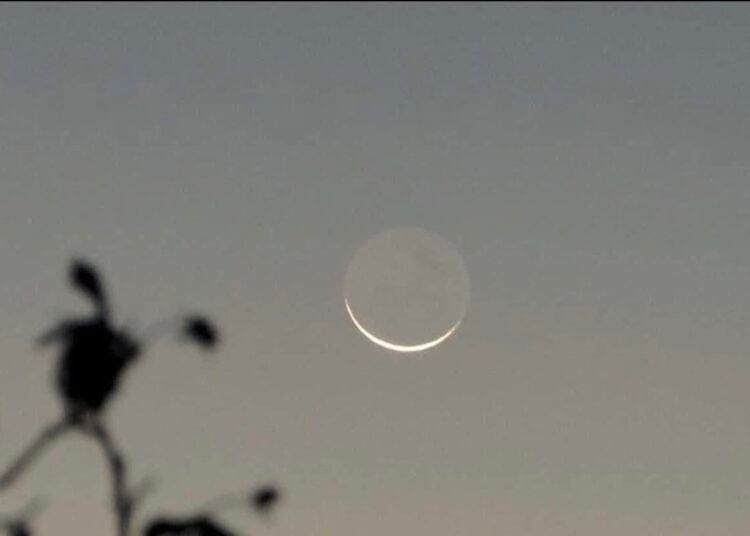 هلال العيد يزين سماء السعودية مساء اليوم
