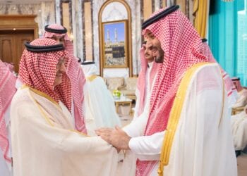 ولي العهد يستقبل الأمراء وكبار المسؤولين بعد أداء صلاة العيد