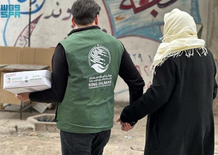 مركز الملك سلمان للإغاثة يوزّع 2.812 كرتون تمر في بلدة تل شهاب بمحافظة درعا