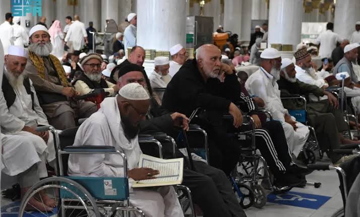خدمات ورعاية كبيرة لكبيرات السن وذوات الإعاقة بالمسجد النبوي