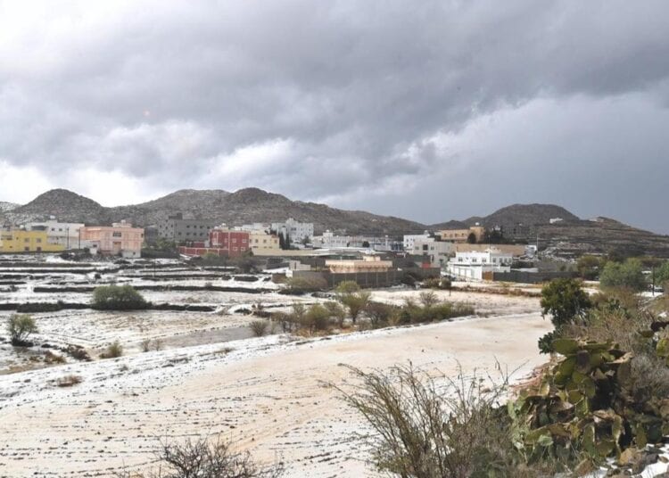 أمطار غزيرة وبرد كثيف يرسمان مشهدًا خلابًا في عسير
